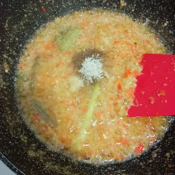 Setelah sambal sudah set, masukkan gula, kaldu jamur dan garam.