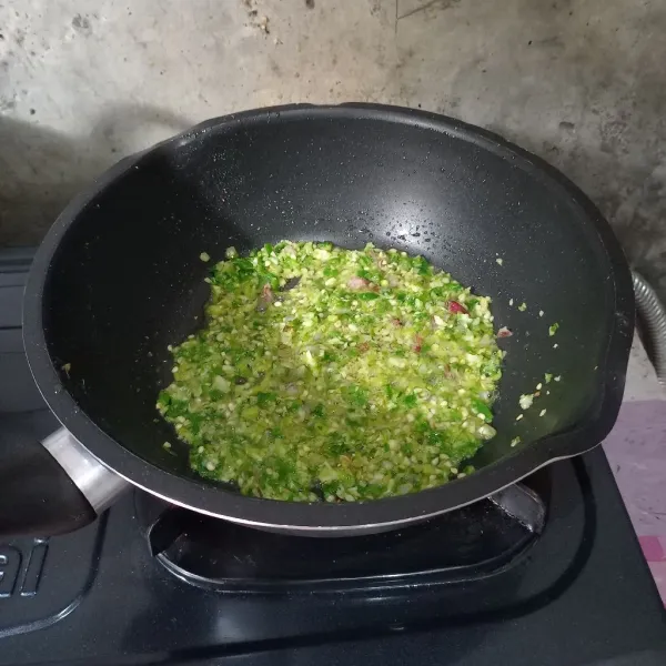 Panaskan minyak goreng. Tumis bahan sambal sampai tanak.