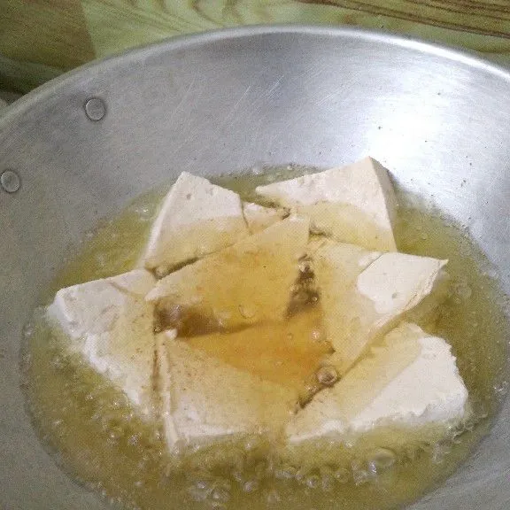 Goreng tahu putih hingga semua sisi matang lalu angkat dan tiriskan.