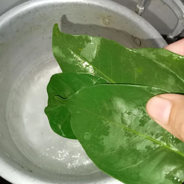 Rebus air hingga mendidih lalu masukkan daun salam.