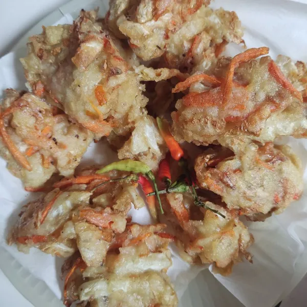 Sajikan. Bakwan nikmat dimakan bersama cabe rawit.