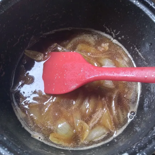 Masukan air dan  bumbu saus nya  aduk biarkan mendidih.