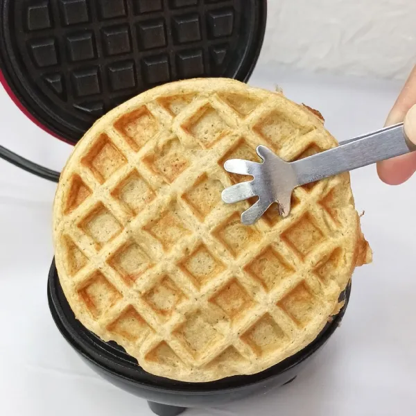 Masak menggunakan waffle maker.