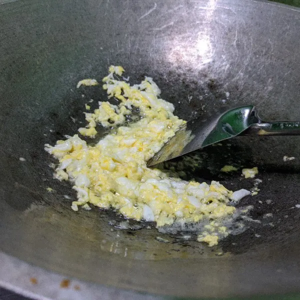 Panaskan secukupnya minyak, masukkan telur kemudian orak-arik.