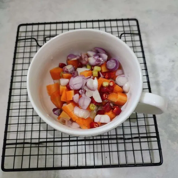 Masukkan timun, wortel, cabe dan bawang merah ke dalam mangkok.
