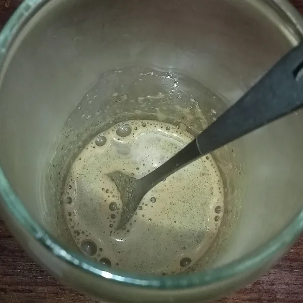 Tuang air panas kedalam gelas kopi, aduk rata.