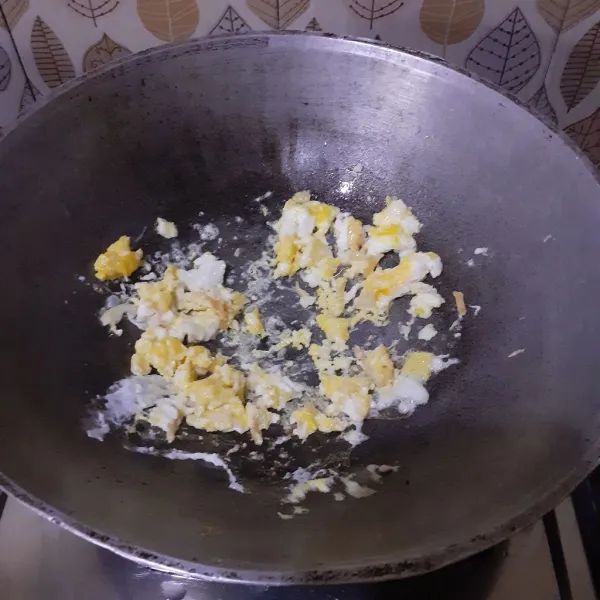 Tumis bawang putih hingga harum.  Masukkan telur dan orak-arik.
