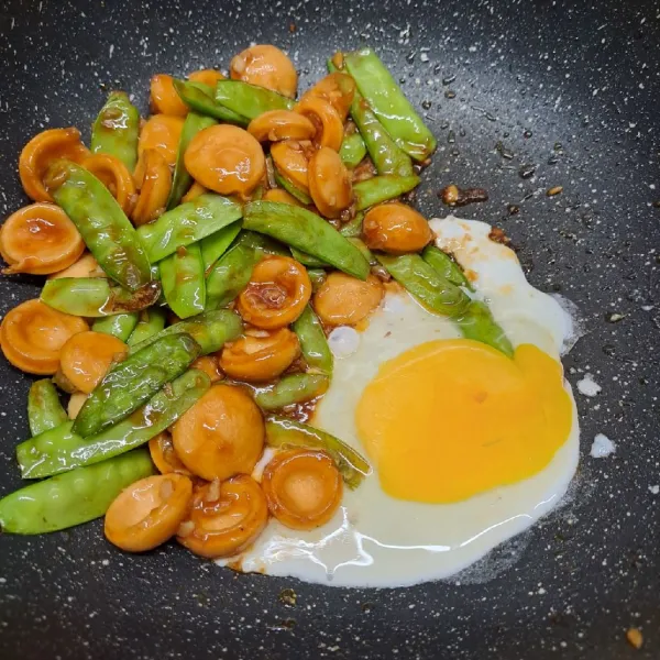 Sisihkan tumisan, pecahkan telur. Buat orak-arik telur. Aduk rata kembali.