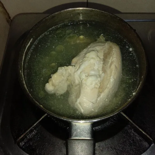 Cuci bersih ayam, lumuri dengan air jeruk nipis dan garam, diamkan selama 10 menit, cuci kembali. Kemudian rebus ayam hingga matang, dinginkan.