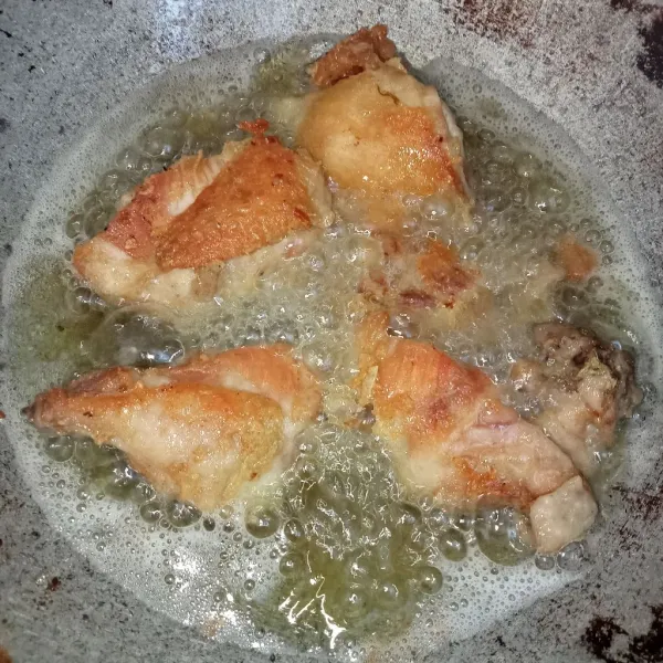 Panaskan minyak lalu masukkan ayam dan goreng hingga kuning keemasan. Angkat dan tiriskan.