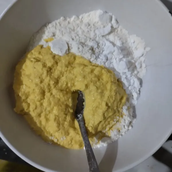 Campurkan tepung terigu, tepung tapioka dan jagung halus.