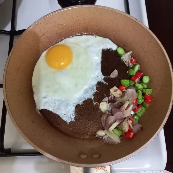 Masukkan telur ayam, beri sedikit garam lalu orak-arik.