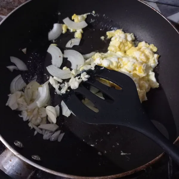 Panaskan minyak dan margarin, buat telur orak arik sampai matang, lalu masukkan bawang bombay dan bawang putih, masak lagi sampai matang.