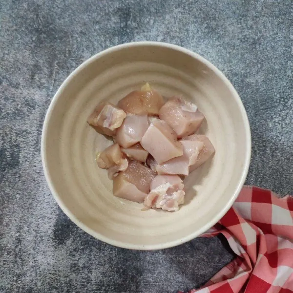 Cuci bersih ayam fillet, kemudian lap dengan tissue agar kandungan airnya berkurang, kemudian potong dadu.