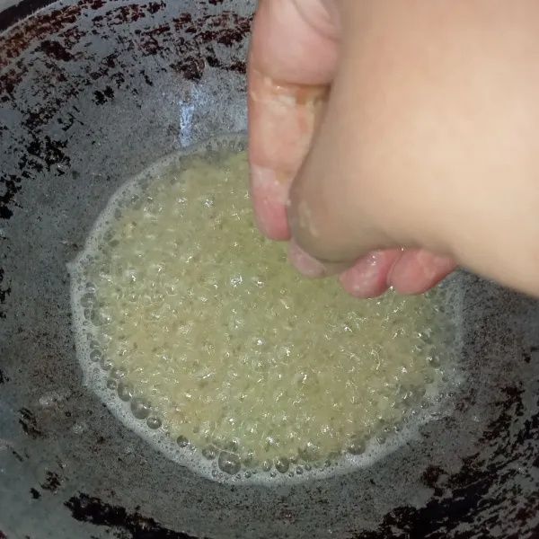 Tips : Pastikan minyak sudah benar-benar panas. Masukkan adonan air bumbu ke dalam wajan dengan cara dikucurkan menggunakan bantuan jari, kucurkan dengan gerakan berputar di atas wajan.