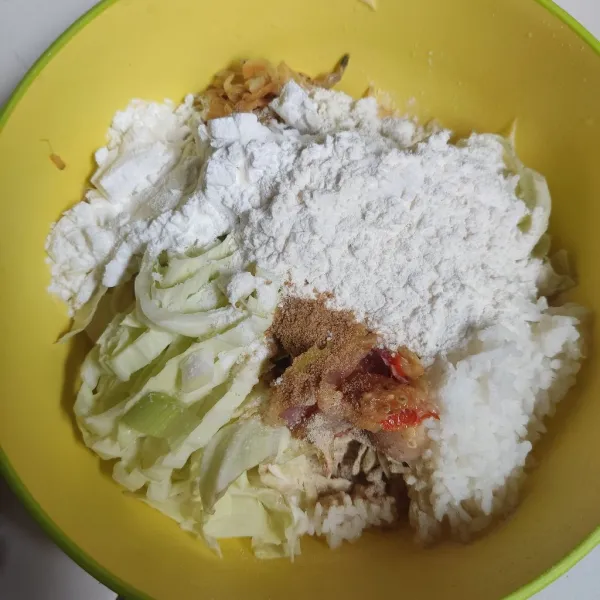 Di baskom masukkan sayur iris tadi bersama bumbu ulek, nasi sisa, tepung terigu, tepung maizena, garam, kaldu bubuk dan lada bubuk.