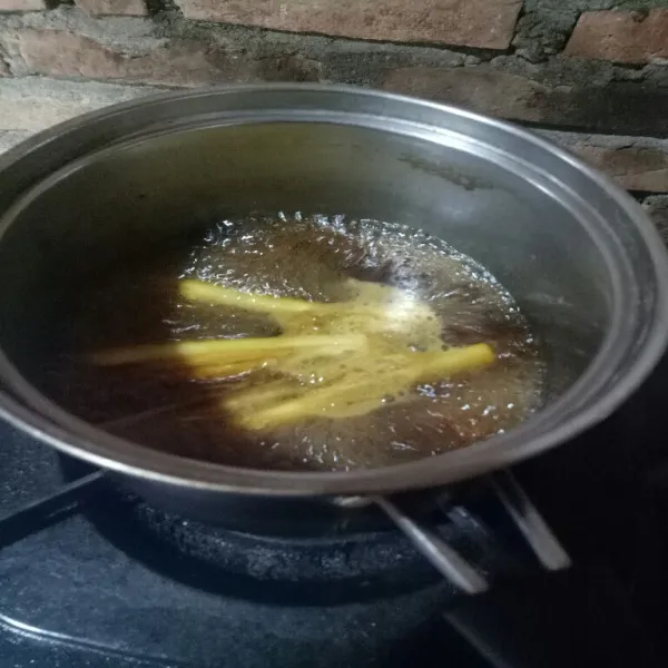 Beri air, masak hingga mendidih dan air berkurang.