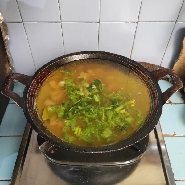 Tuang air, tambahkan daun bawang dan seledri. Masak hingga mendidih.