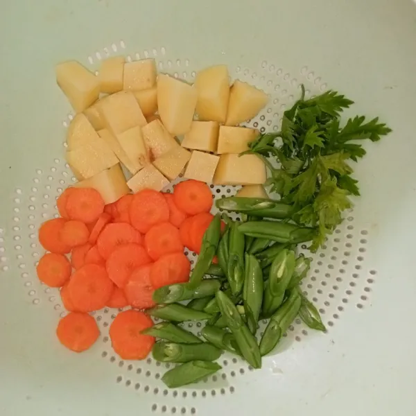 Kupas, potong sayur terlebih dahulu kemudian cuci bersih.