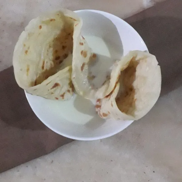 Tata roti di dalam mangkok lalu sajikan. Agar lebih mudah makannya roti bisa dipotong kecil-kecil.