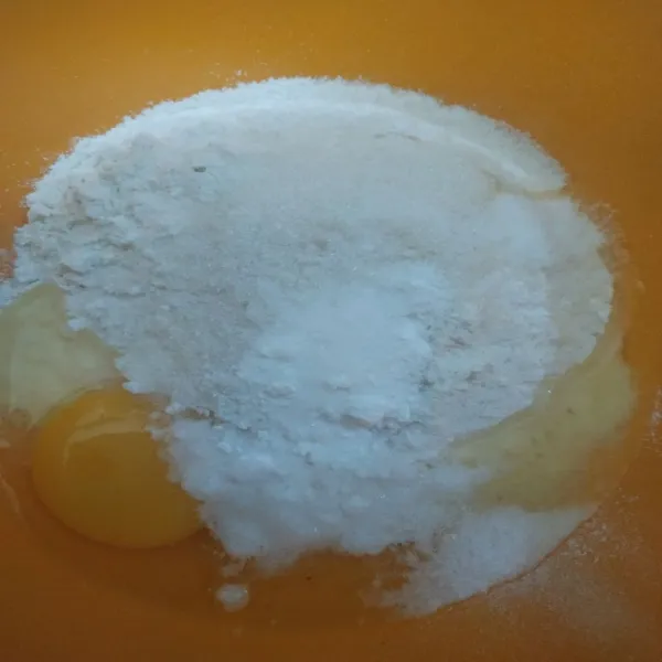 Campurkan dalam wadah telur, terigu, gula pasir, baking soda, baking powder, vanili dan garam. Aduk rata.