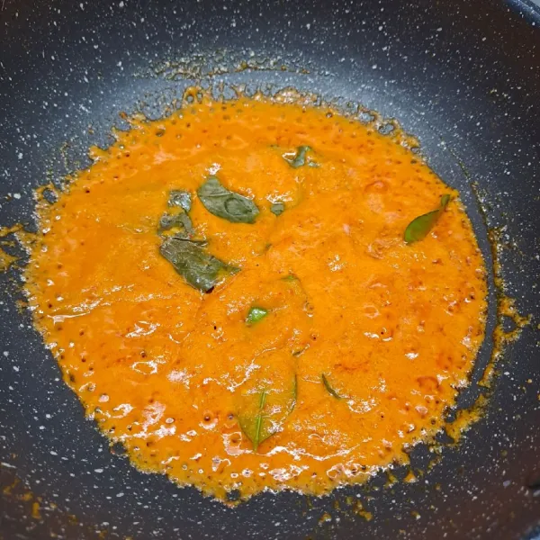Tumis bumbu halus, daun jeruk dan daun salam sampai bumbu harum dan matang. Tuang air, masak sampai mendidih.