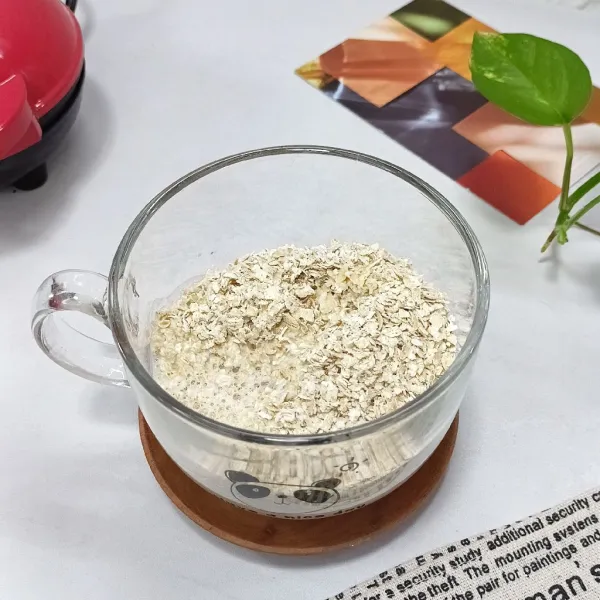 Masukkan oat dan susu ke dalam wadah.