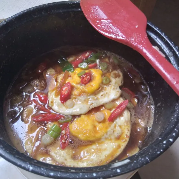 Masukan telur,  irisan cabe dan bawang daun. Aduk dan cek rasa