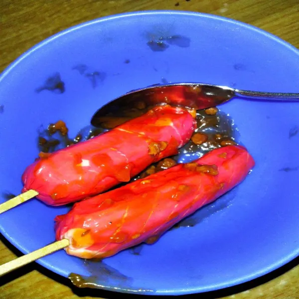Kerat sosis lalu olesi semut bagian dengan bumbu