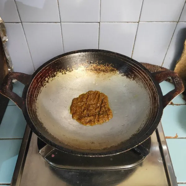 Tumis bumbu halus sampai harum.