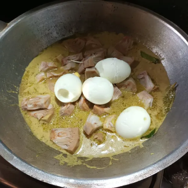 Kemudian masukkan nangka dan telur. Aduk rata dan biarkan sampai bumbu meresap dan air menyusut.