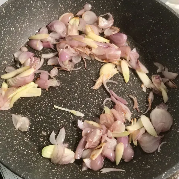 Tumis bawang.