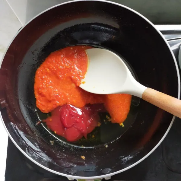 Panaskan minyak wijen, tambahkan saus sambal, saus tomat dan saus gochujang.