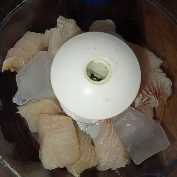 Giling tuna putih telur dan es batu hingga halus.