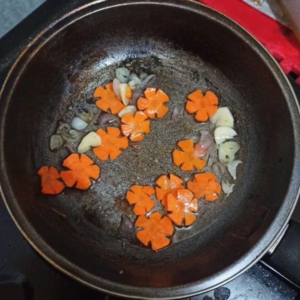 Masukkan wortel beri sedikit air lalu tunggu matang.