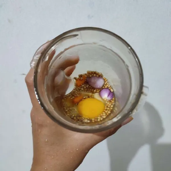Masukkan semua bahan bumbu halus ke dalam blender, tambahkan telur, kemudian blender hingga halus.