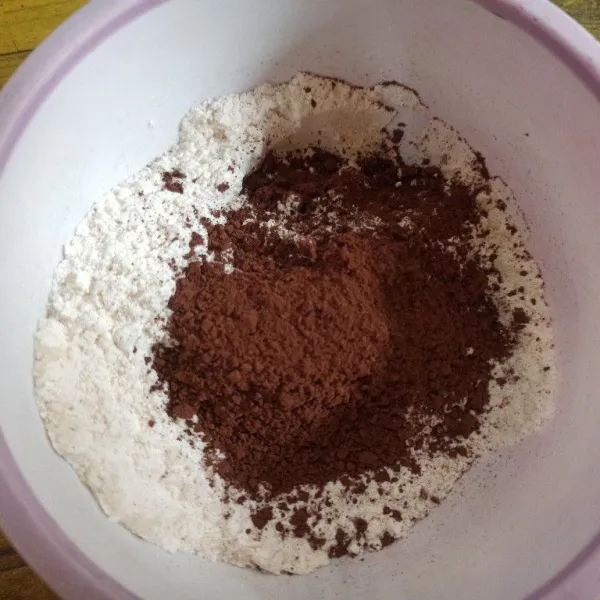 Campur tepung terigu, soda kue, baking powder, gula pasir dan coklat bubuk, aduk rata.