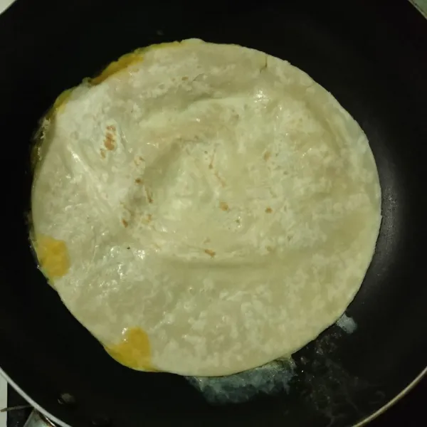 Kemudian dadar telur tumpuk dengan tortila.