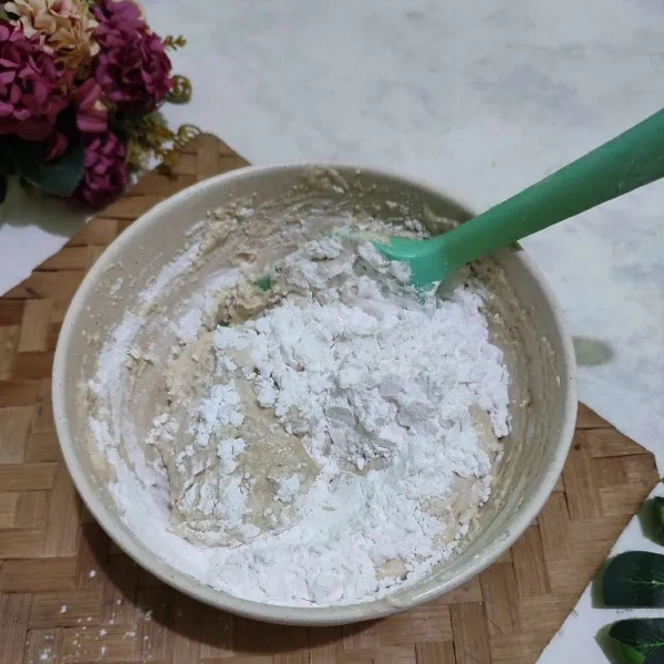 Pindahkan bahan blenderan ke dalam wadah, campurkan dengan kaldu bubuk dan garam, aduk rata. Lalu tambahkan tepung kanji secata bertahap, aduk hingga kalis.