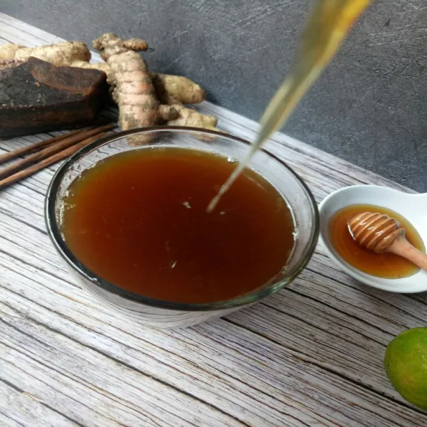 Beri madu lalu aduk rata, siap disajikan selagi hangat.