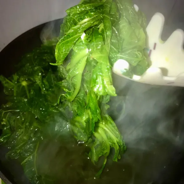 Rebus daun dengan air dan soda kue selama 5 menit, lalu bilas dengan air mengalir dan sedikit remas-remas daun.