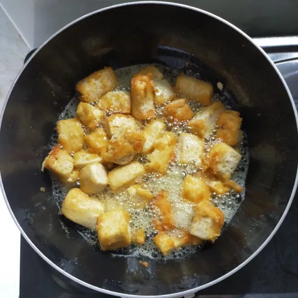 Goreng tahu hingga matang dan berwarna kecoklatan, lalu angkat dan tiriskan.