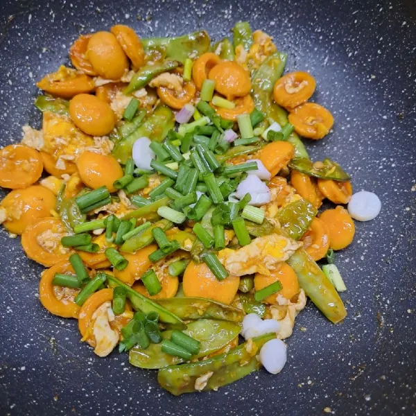 Terakhir masukkan irisan daun bawang. Tumis sebentar sampai layu. Angkat dan sajikan.