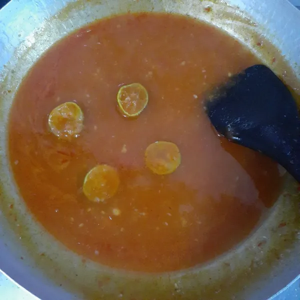 Tambahkan sari jeruk kasturi, masak hingga saus mengental dan sajikan!