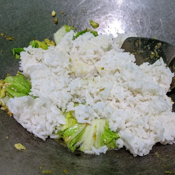 Masukkan nasi dingin, aduk hingga tercampur rata.
