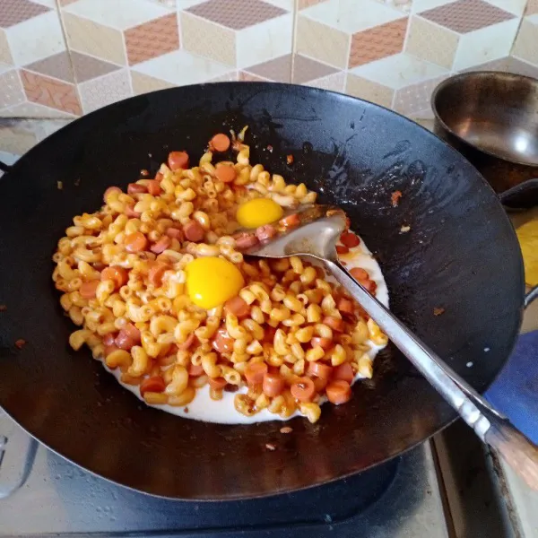 Jika sudah pas masukkan susu cair dan telur, aduk kembali hingga rata.