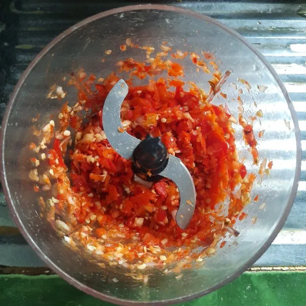 Chopper bumbu agak kasar.