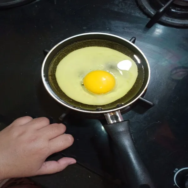 Ceplok telur, sisihkan.
