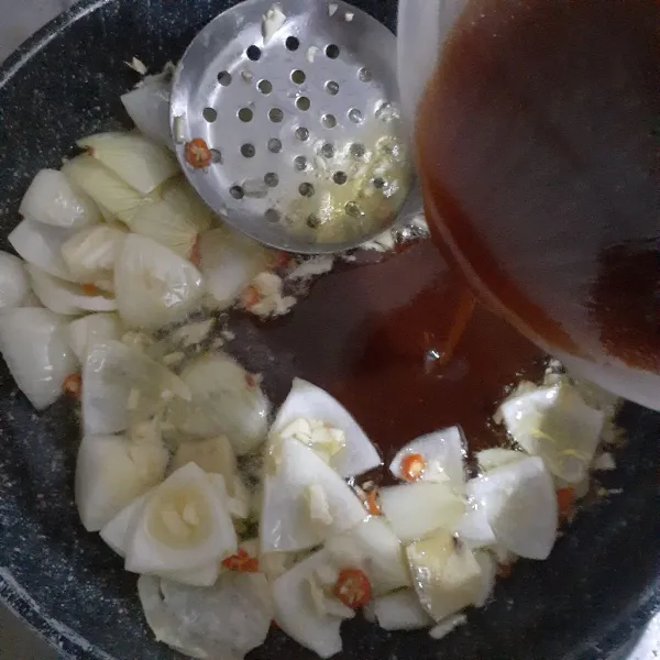 Tumis bawang putih, bawang bombay, jahe, dan cabe rawit hingga layu. Tuangkan saus, aduk rata dan masak hingga saus mendidih.