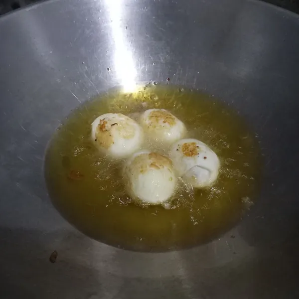 Goreng telur sampai berkulit.